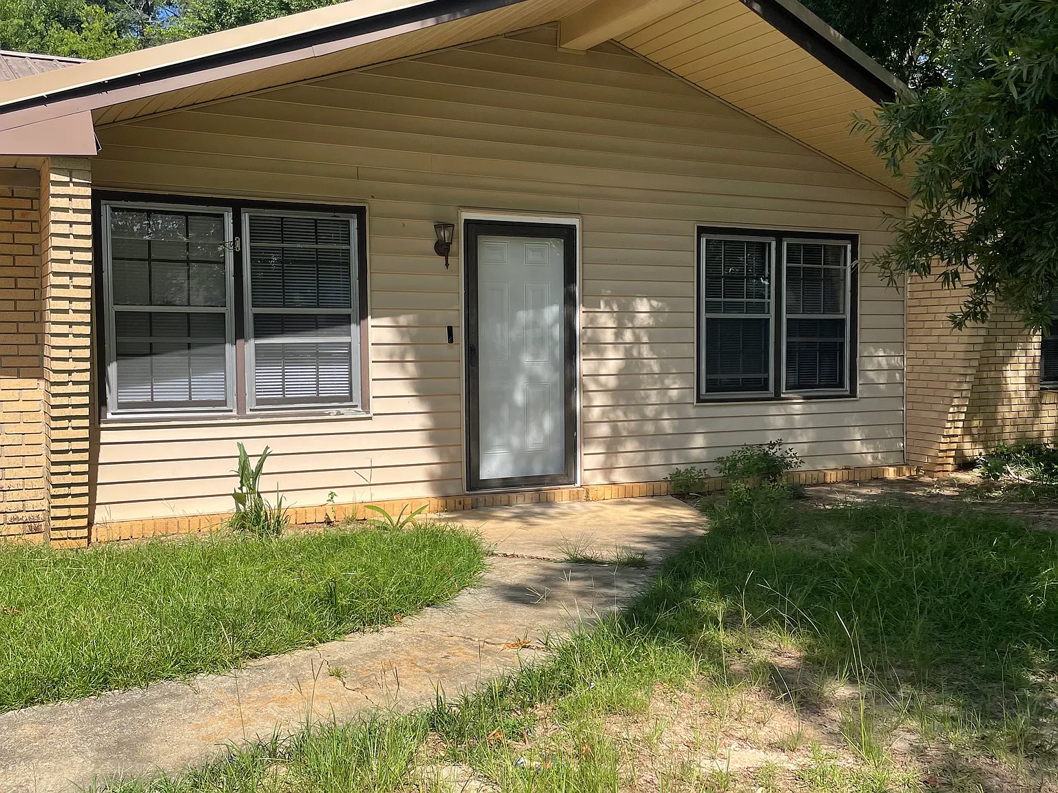 3 bed, 1142 sqft, $1,300 — Photo 2