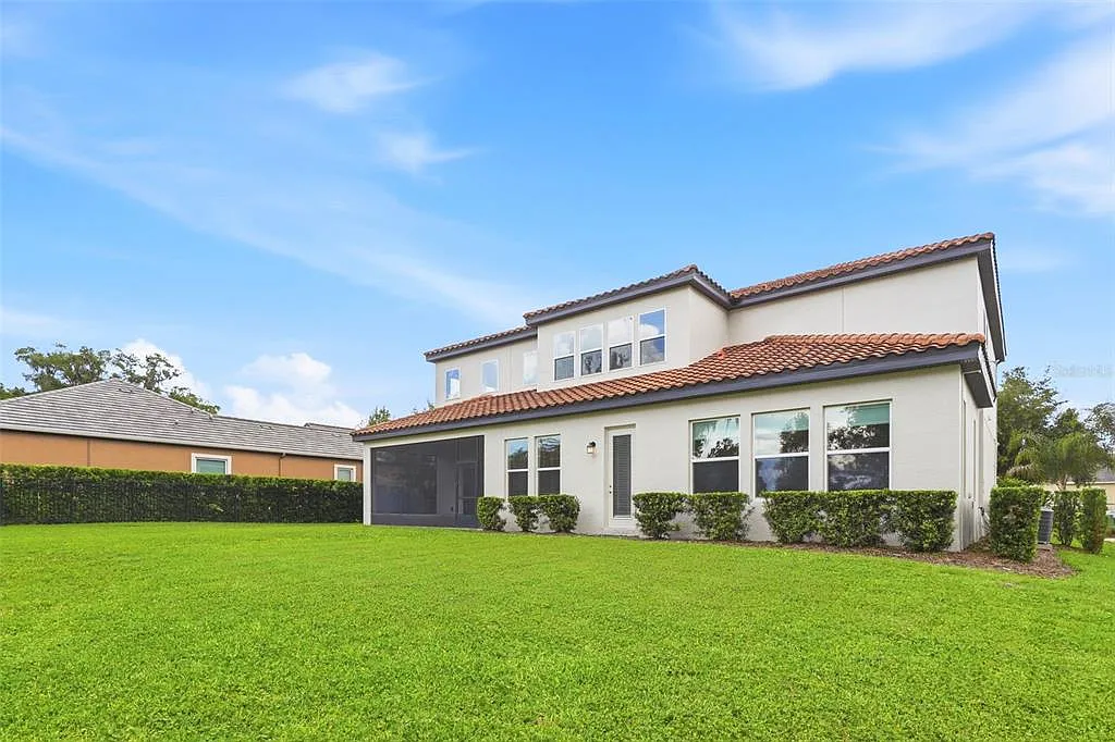 6 bed, 5.5 bath, 4457 sqft, $6,300 — Photo 2