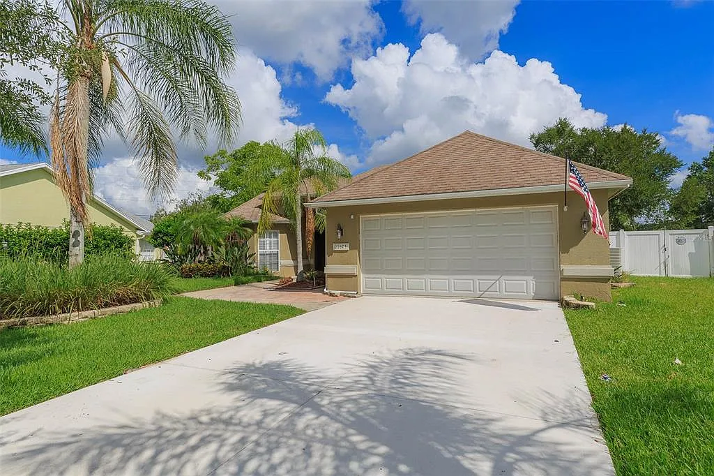 4 bed, 2.0 bath, 1762 sqft, $2,900 — Photo 2