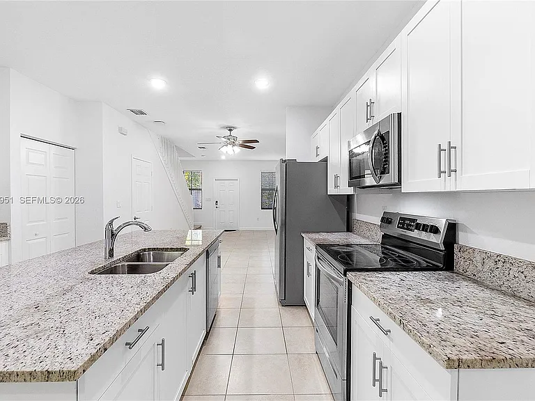 1541 SW 28th St #1541 — Photo 3