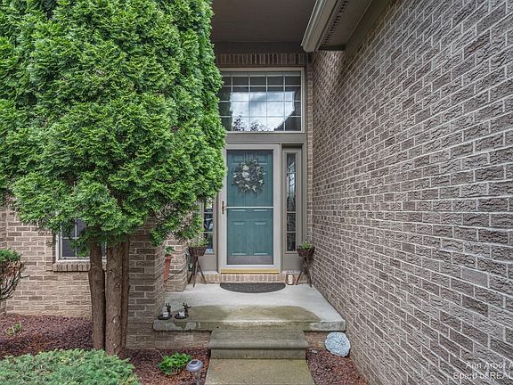 3rd image of 4823 Sawgrass Dr W