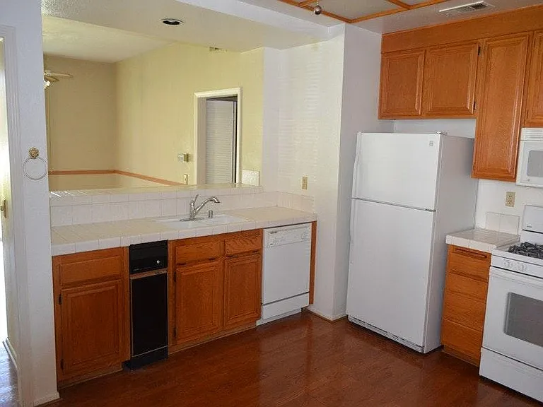 425 Huyler Ln #D — Photo 9