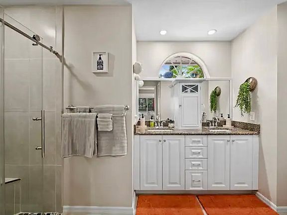 3rd image of 1015 SE 6th St