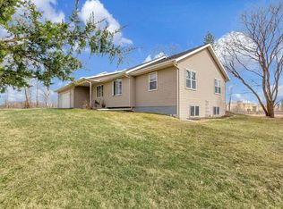910 Fairview Dr, New London, WI 54961