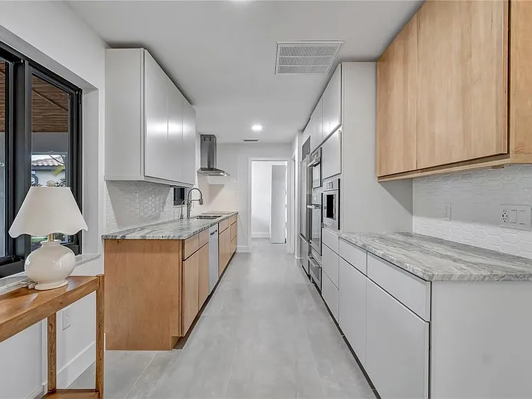 15180 Lyneburg Ave — Photo 7