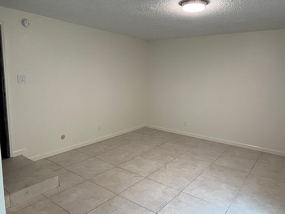 2nd image of 1552 N Mariposa Ave APT 5