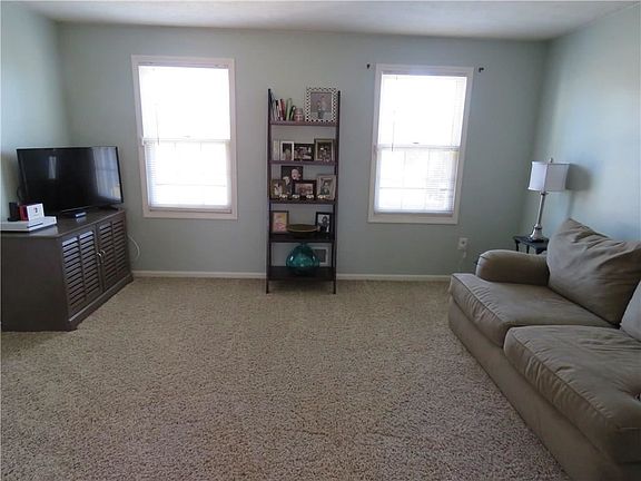 3rd image of 124 Sherwood Dr