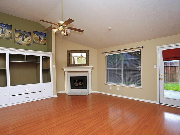 3rd image of 822 Oak Lodge Ct