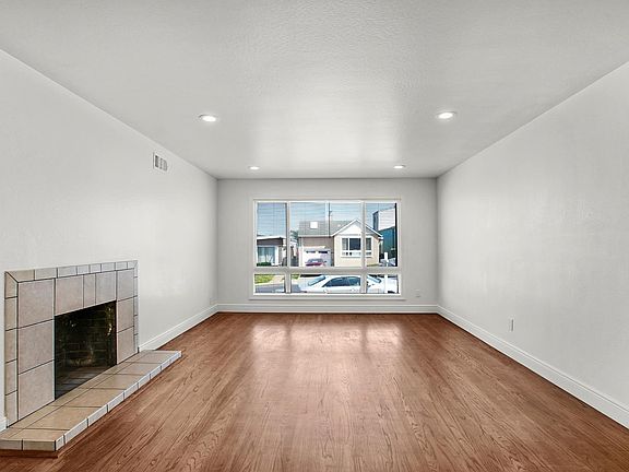3rd image of 710 Skyline Dr