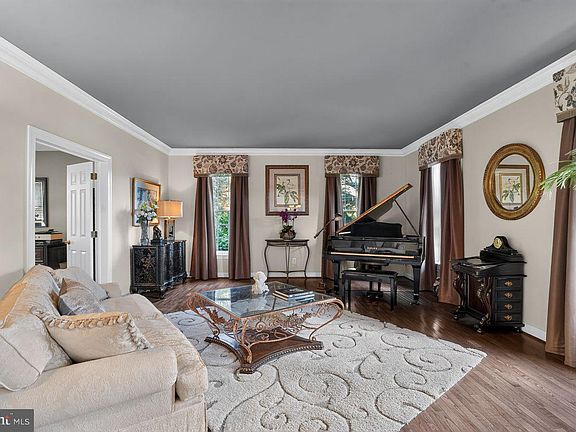 4th image of 1704 Chantilly Ln