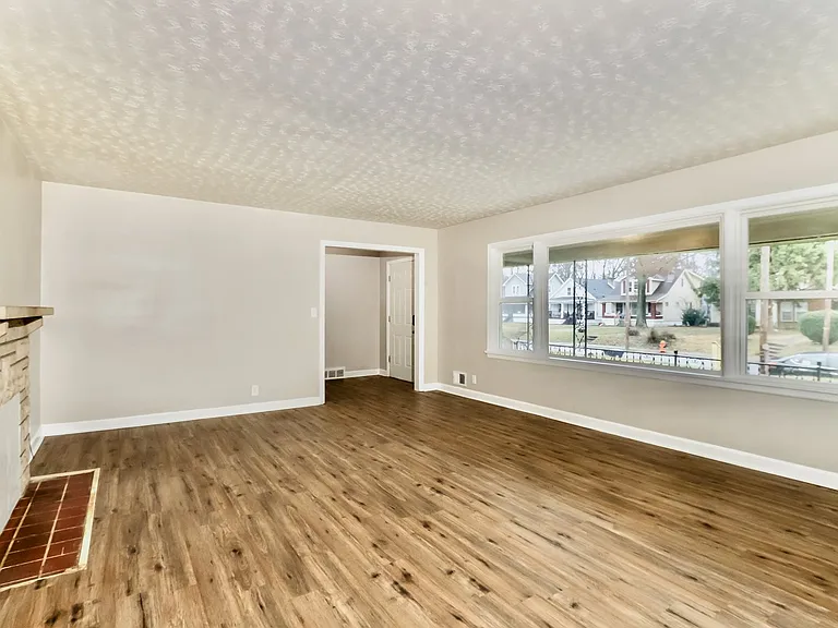 521926_021_living_room_13601941.jpg