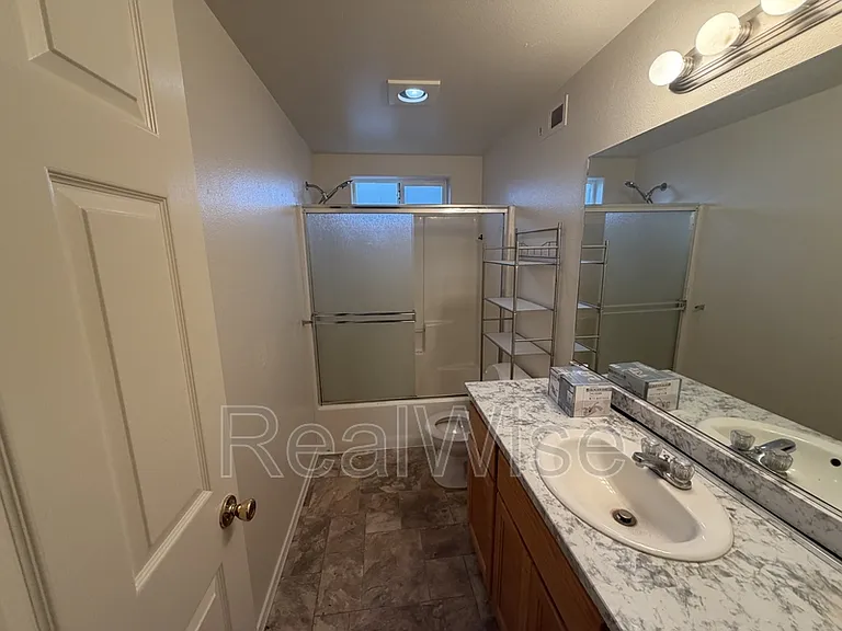 241 NE School St — Photo 15