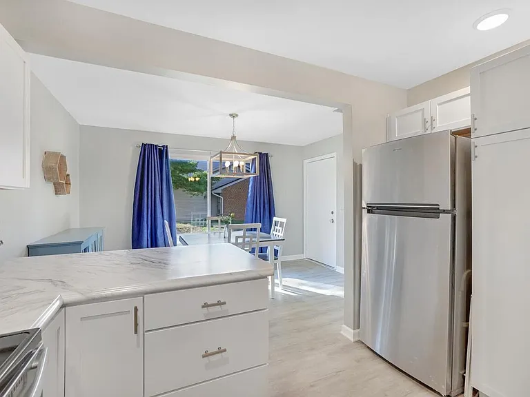 1115 Laura Dr — Photo 18