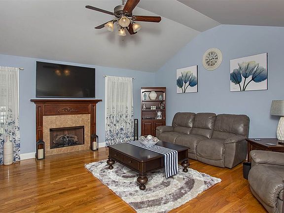 3rd image of 629 Aristides Dr