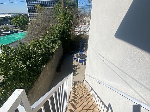 4th image of 953 Alandele Ave