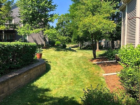 4th image of 919 Little Falls Ct