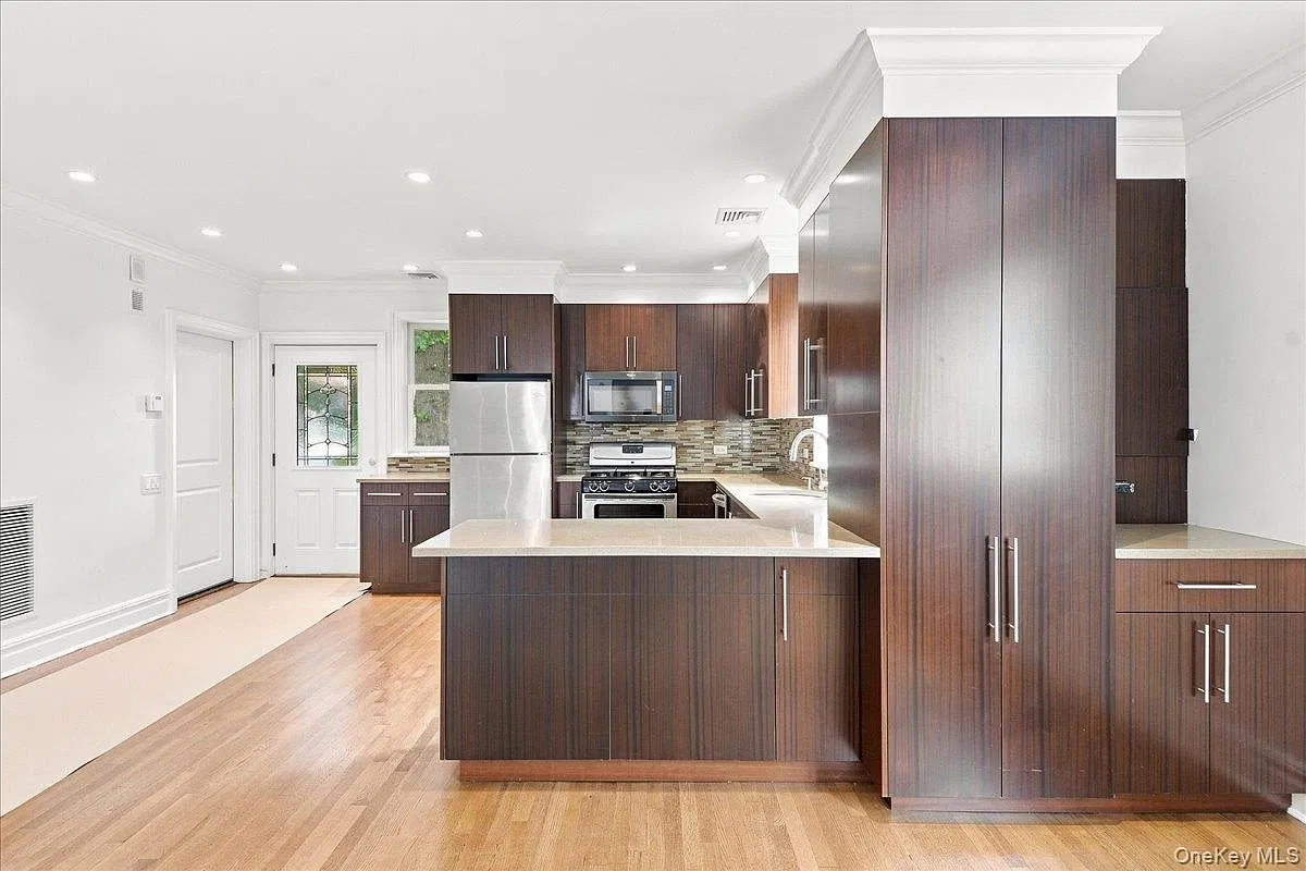 2 bed, 1.0 bath, 2400 sqft, $3,000 — Photo 4