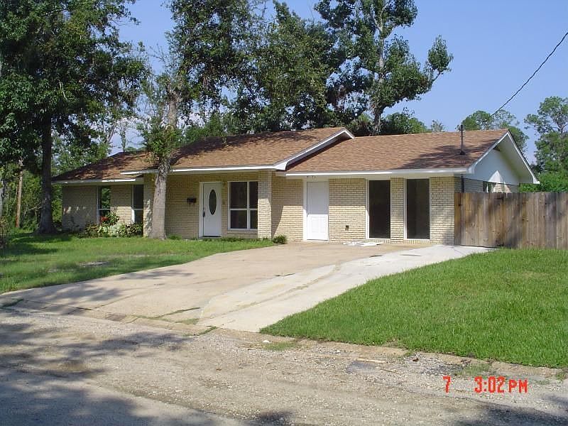 1st image of 205 Mimosa Dr