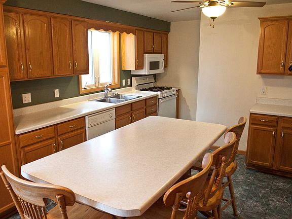 Kitchen w/Island and window 