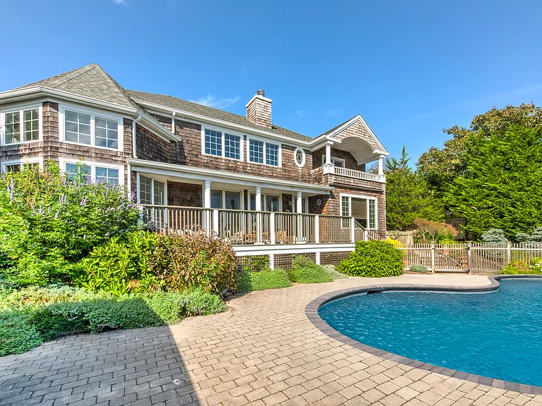 55 Cliff Rd — Photo 2