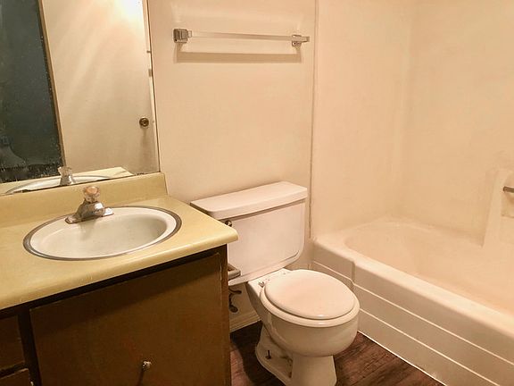 3rd image of 300 La Veta Dr NE APT 3