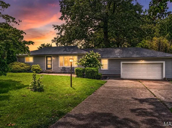 127 Applegate Ln, Ballwin, MO 63011