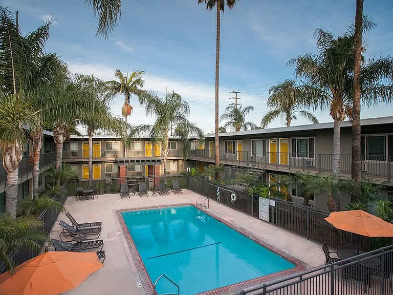 California Palms Apartments — Photo 35