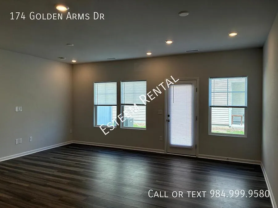 3 bed, 2.5 bath, 1600 sqft, $1,720 — Photo 3