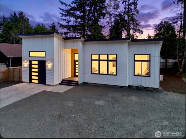 382 Lake View Loop NE, Ocean Shores, WA 98569