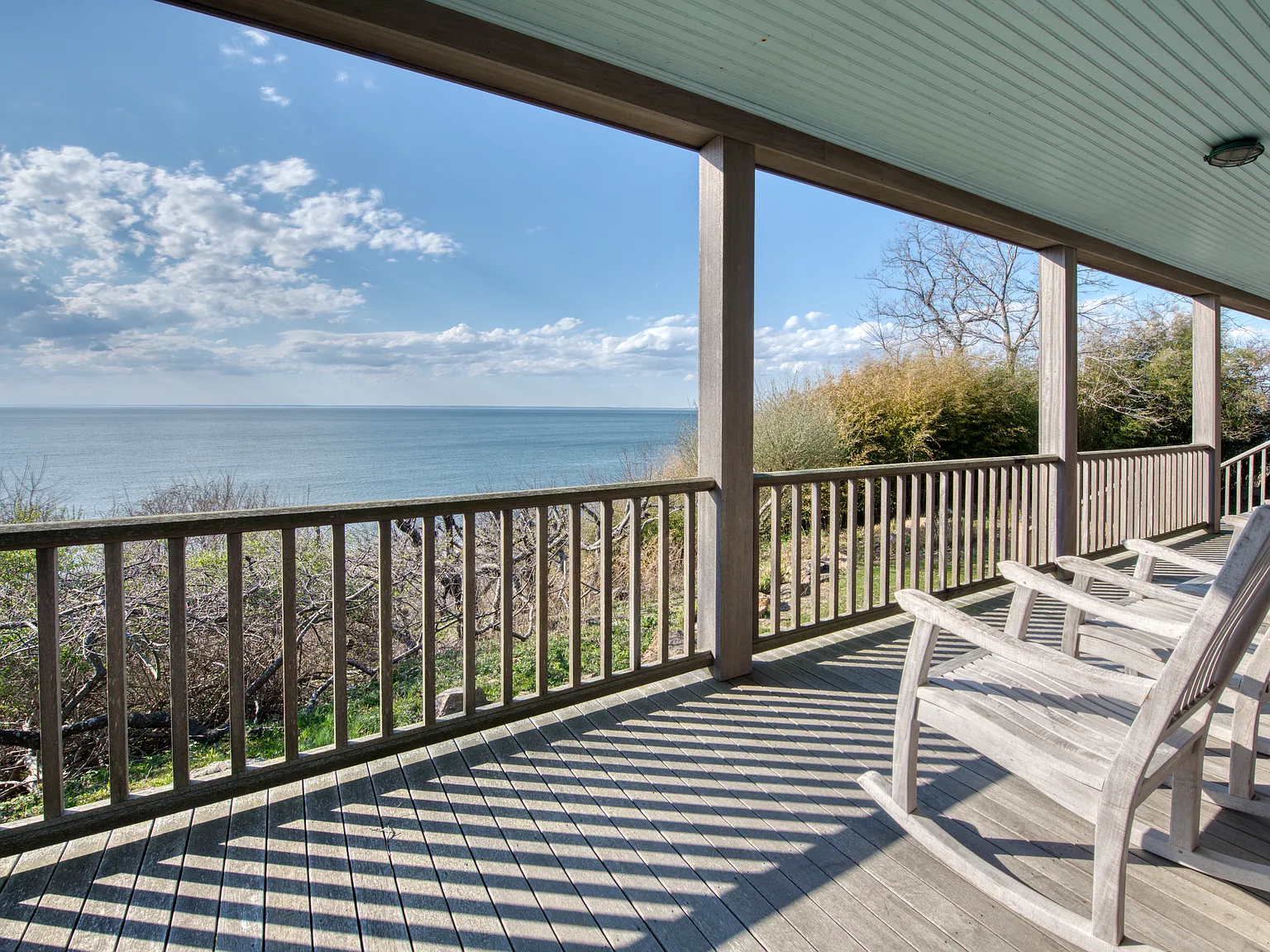 Stunning Waterfront overlooking Long Island Sound. — Photo 4