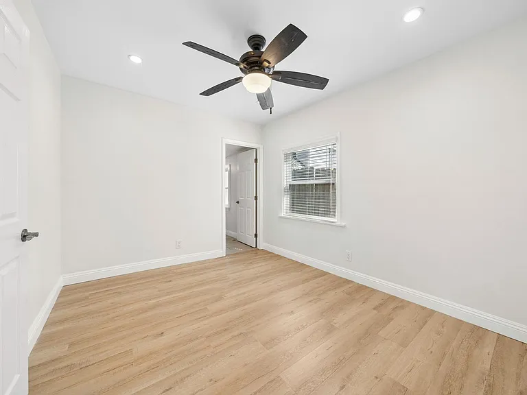 2545 Elden Ave — Photo 12
