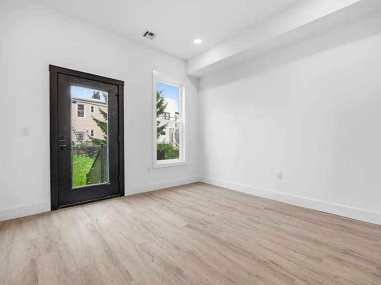 234 Webster Ave #1R — Photo 6