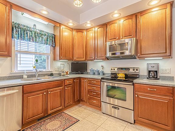 5th image of 209 Loch Ln