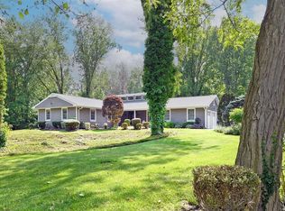 4 Truxton Rd, Dix Hills, NY 11746