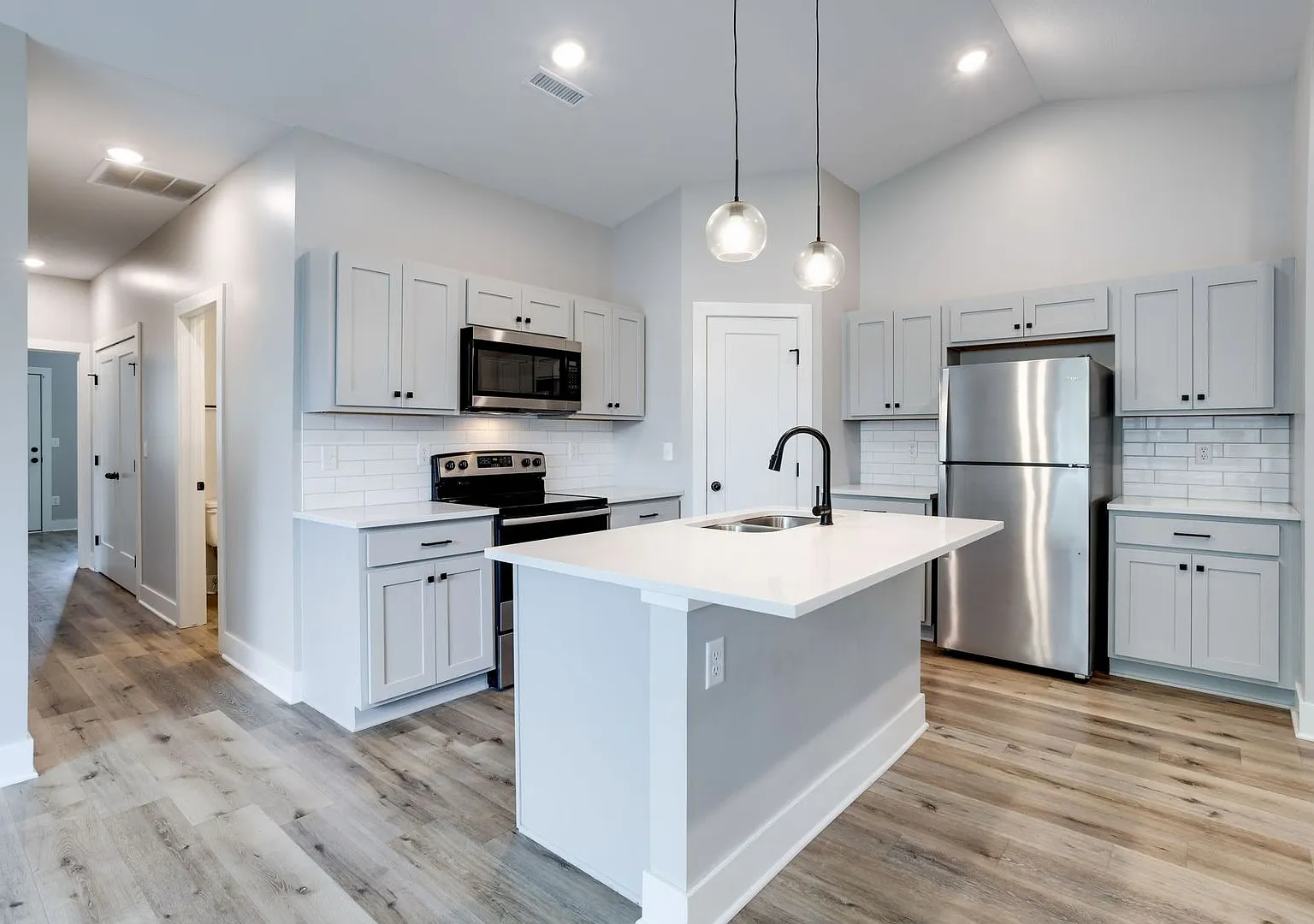 Beautiful Three Bedroom, Two Bathroom — Photo 4