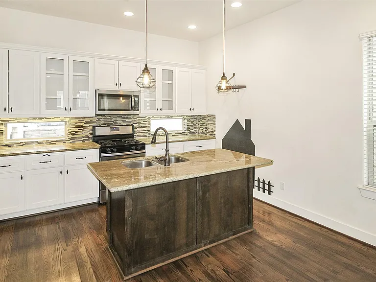 2431 Charleston St #C — Photo 18