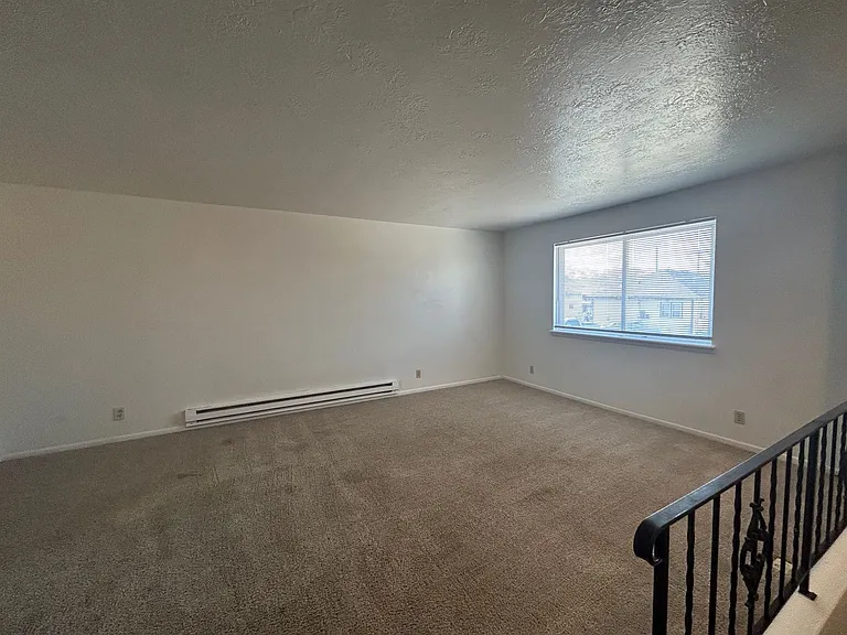 Main 819 S — Photo 18