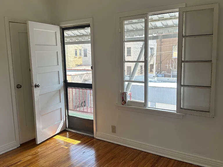 414 N Orange Grove Ave #4 — Photo 2