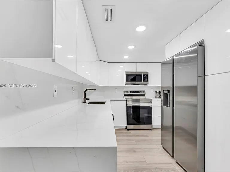 300 Bayview Dr #214 — Photo 2