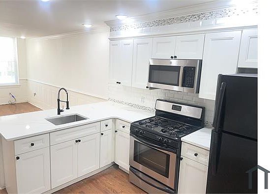 2nd image of 4018 Aspen St