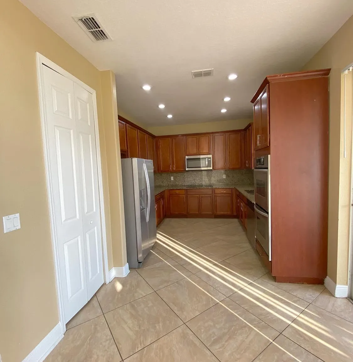 4 bed, 2.5 bath, 2650 sqft, $2,600 — Photo 3