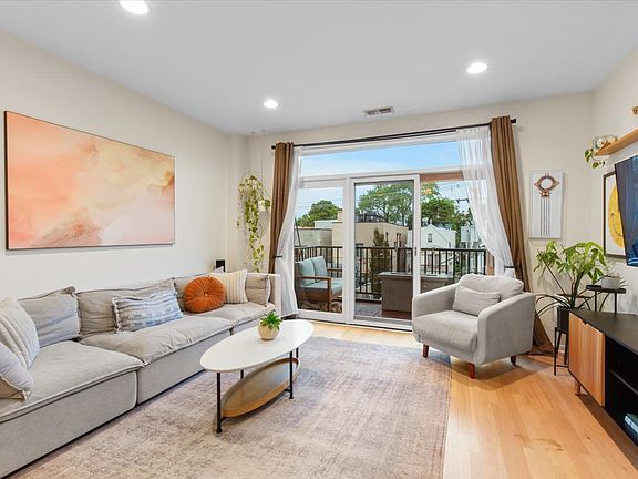 5th image of 2040 W Belmont Ave APT 308