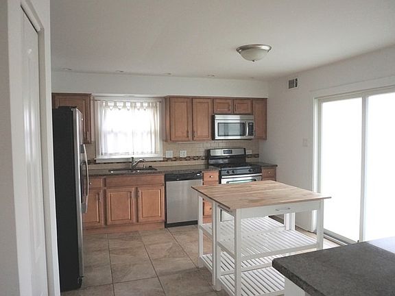 5th image of 835 Maple Rd