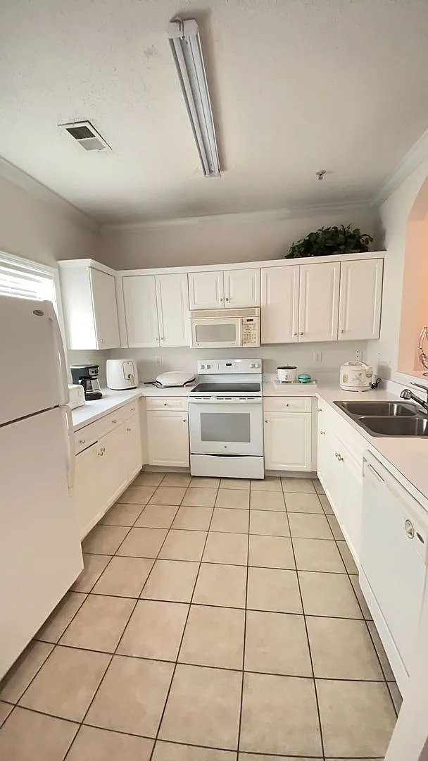 Special! First Floor Fully Furnished Condo - 1/2 Off Rent 2nd Month *Recently Reduced* — Photo 4