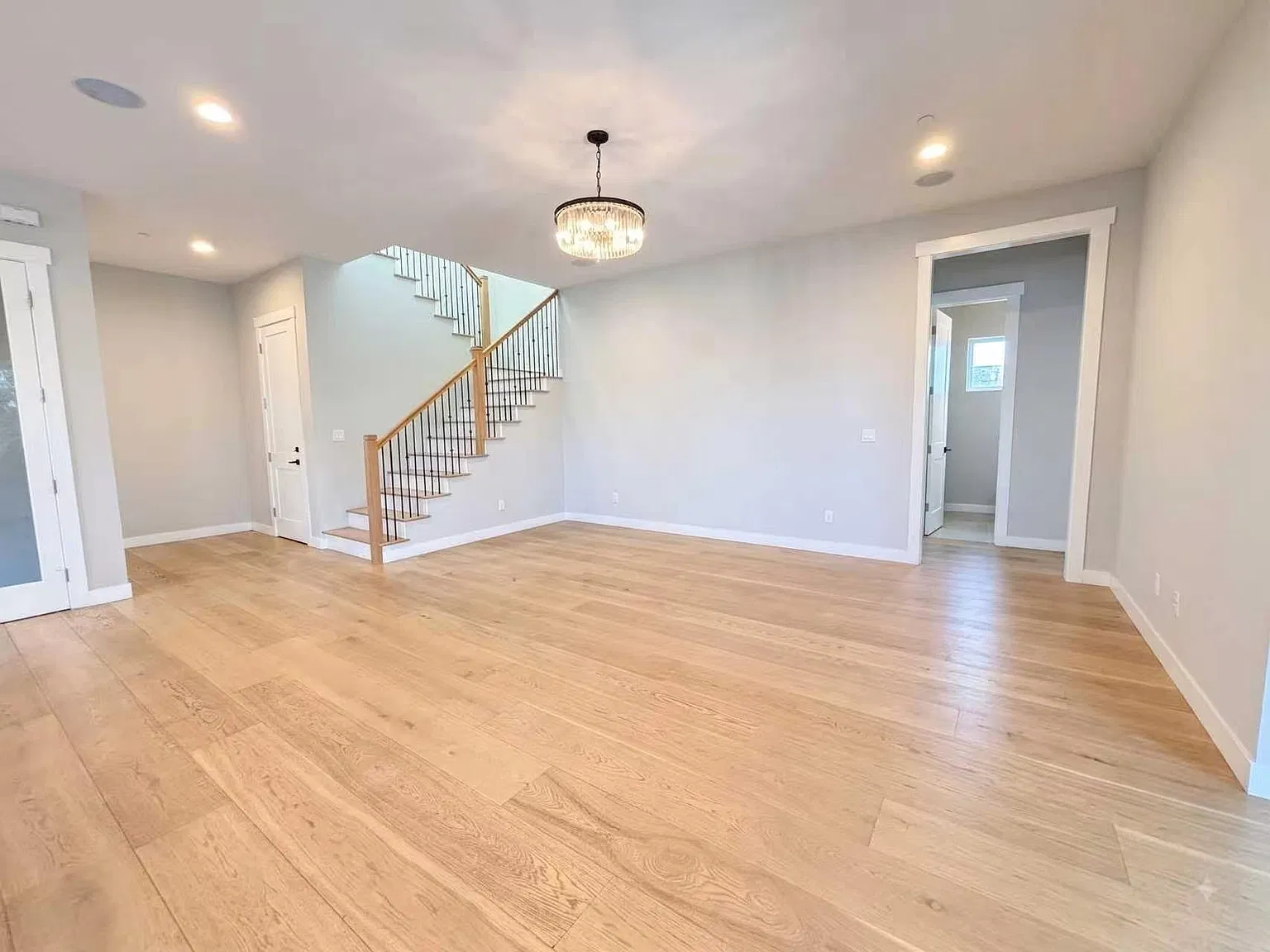 5 bed, 2500 sqft, $8,200 — Photo 4