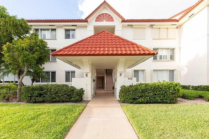 110 Half Moon Cir #E2 — Photo 9