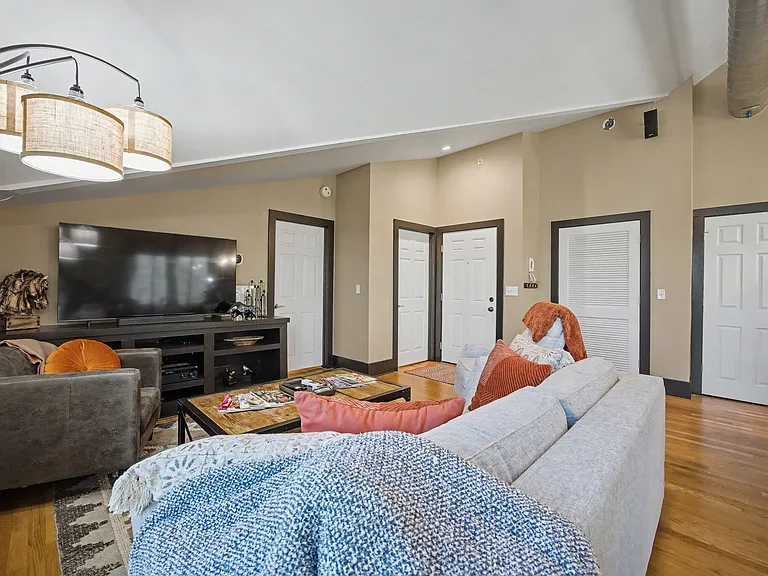 261 S Limestone St #304 — Photo 32
