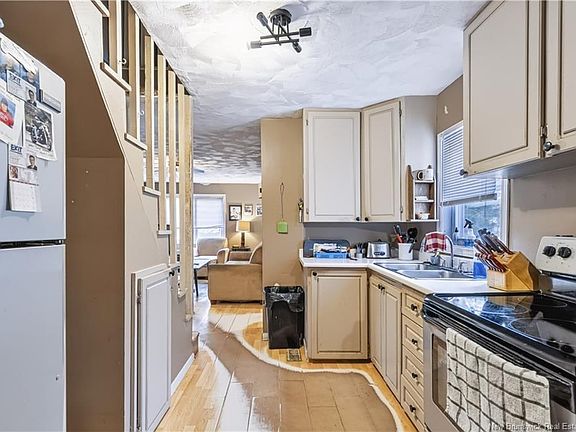5th image of 421 Canada St