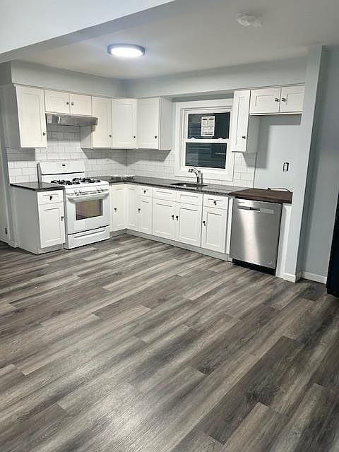 1st image of 107 Waverly St Floor 1