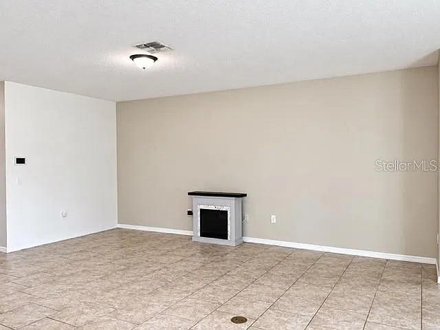 4 bed, 2.0 bath, 2038 sqft, $2,600 — Photo 4